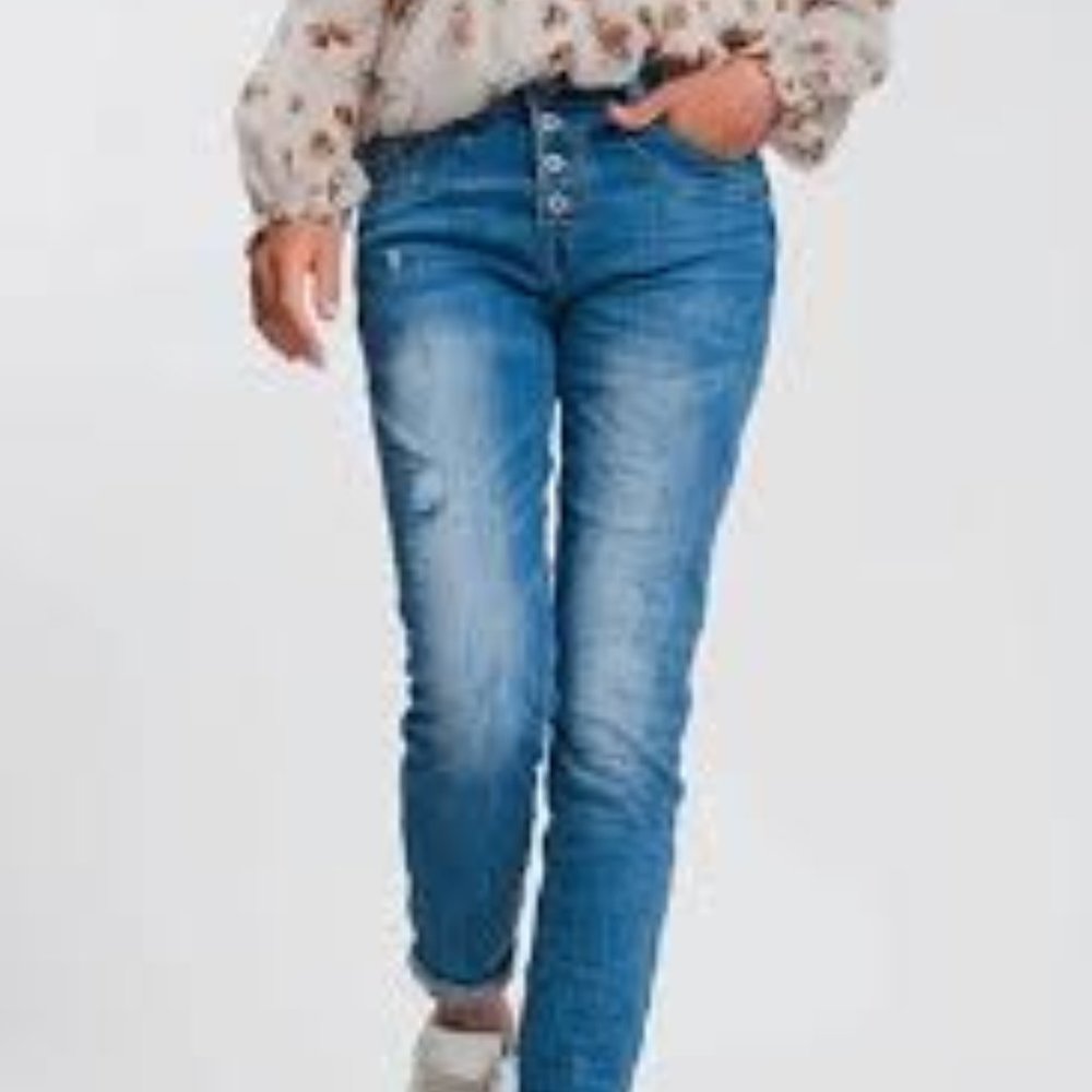 39583109 Wrinkled Boyfriend Jeans in Light Denim with Ripped Details by Q2